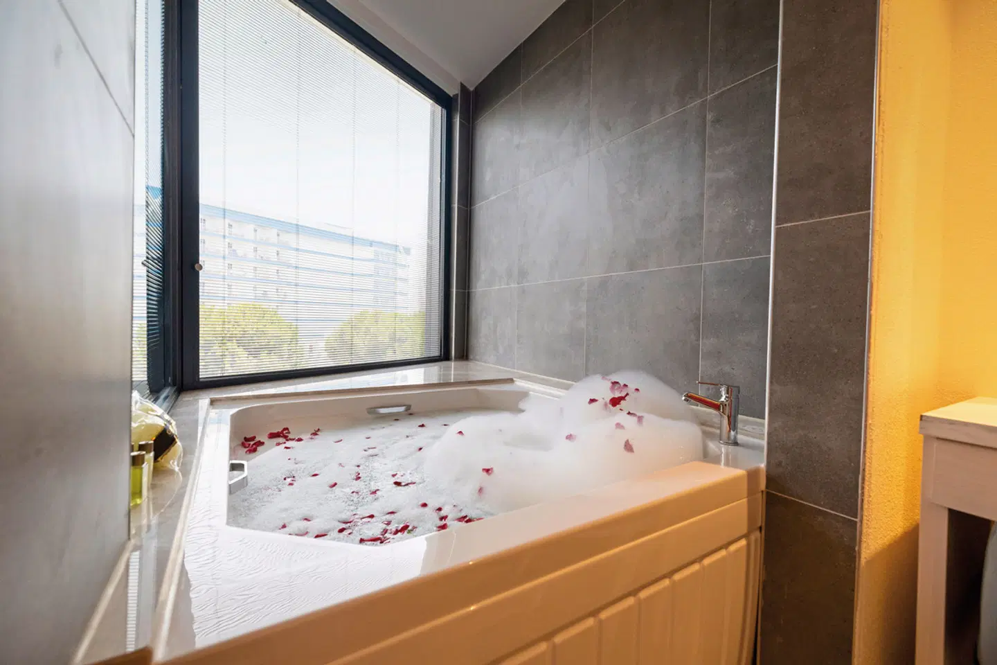 Granada Luxury Red Badezimmer