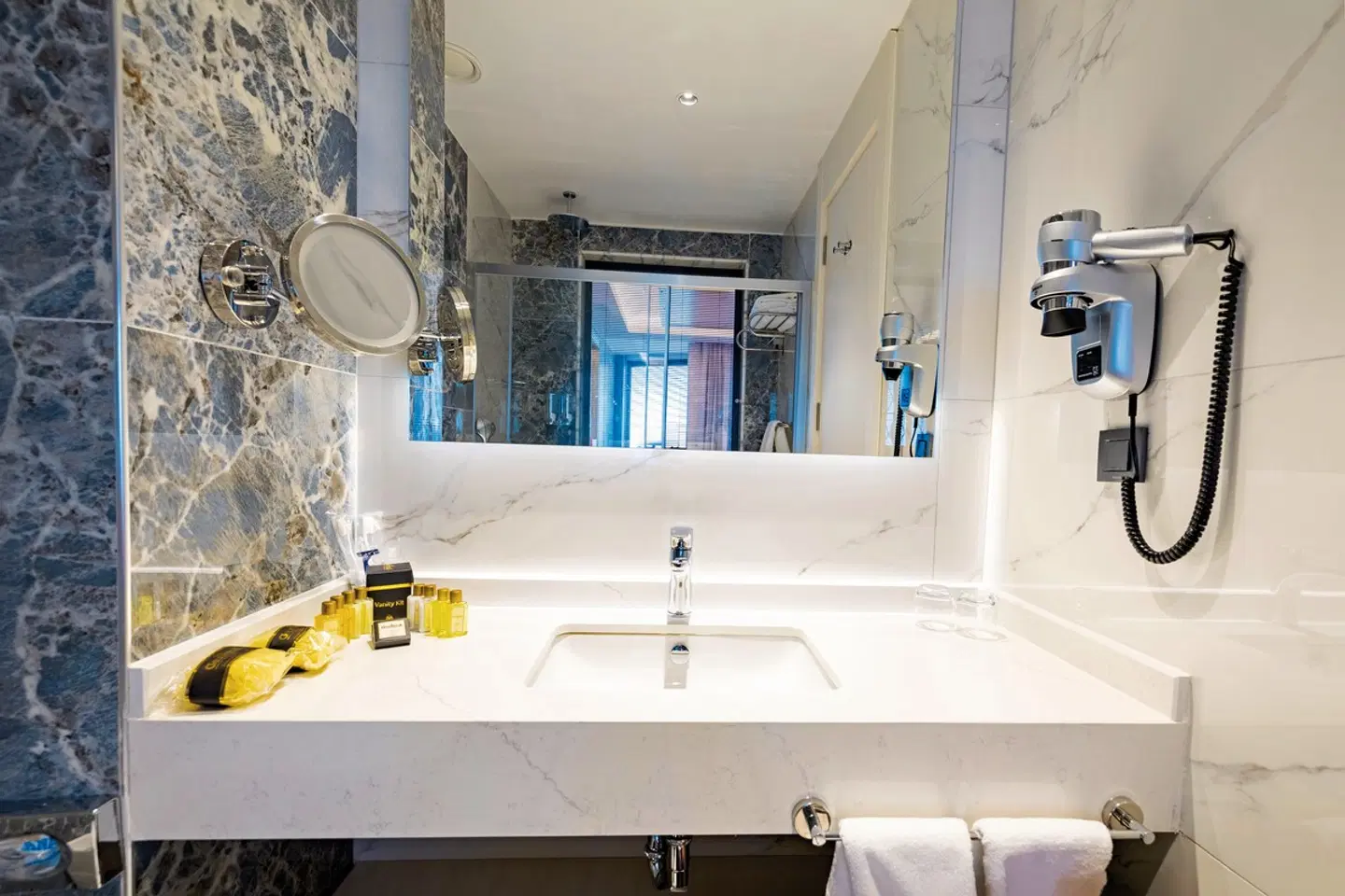 Granada Luxury Red Badezimmer