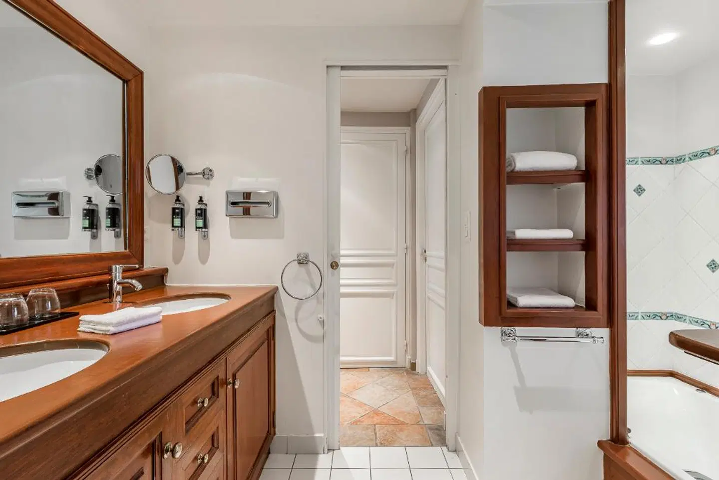 Hostellerie La Magnaneraie Badezimmer