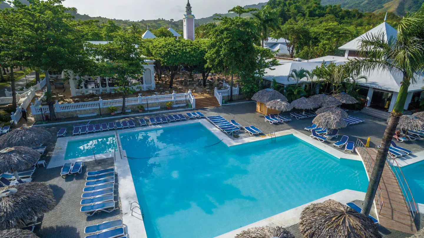 Playabachata Spa Resort OUTDOOR_POOL