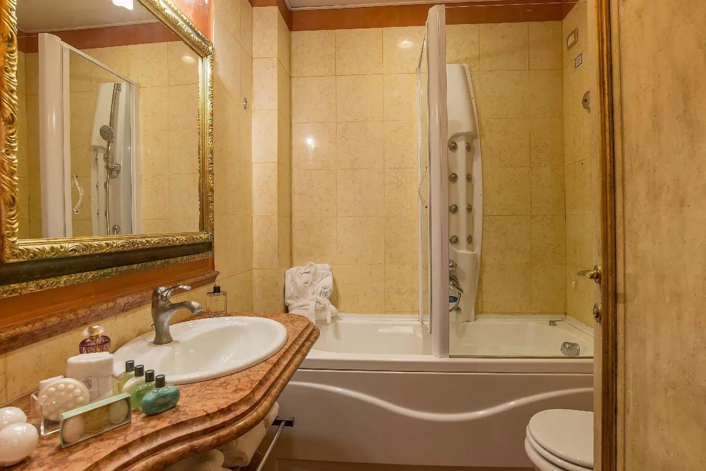 Room Select Via Veneto Badezimmer