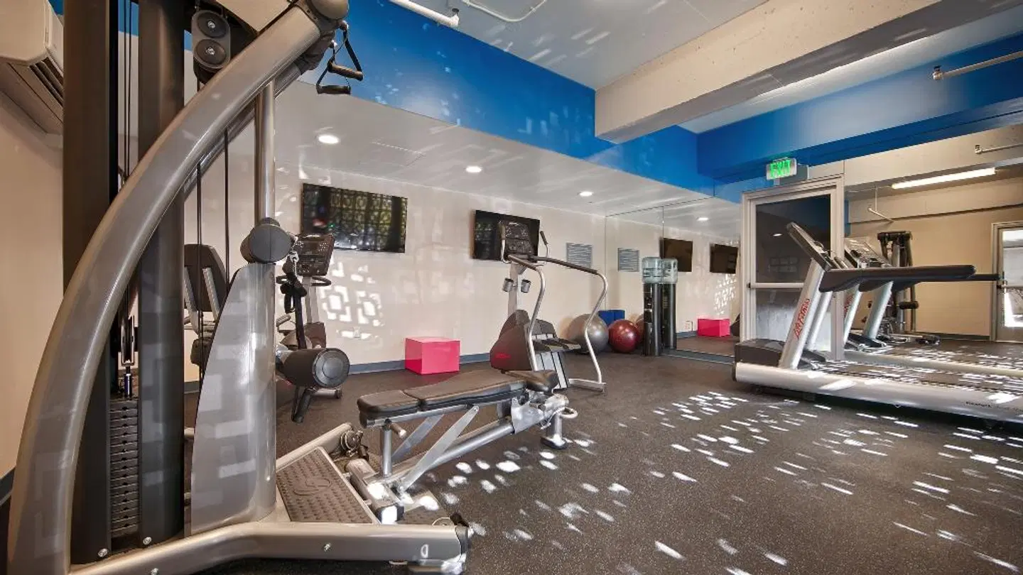 Best Western PLUS Hollywood Hills SPORTS_AND_LEISURE