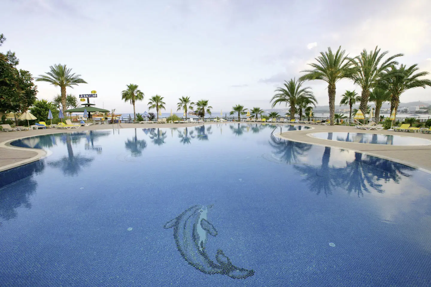 Lonicera World Hotel OUTDOOR_POOL