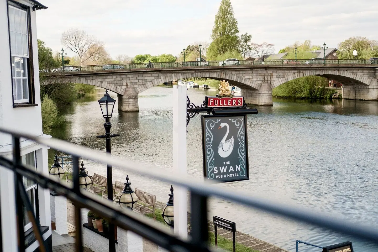 The Swan Hotel Staines Tiere