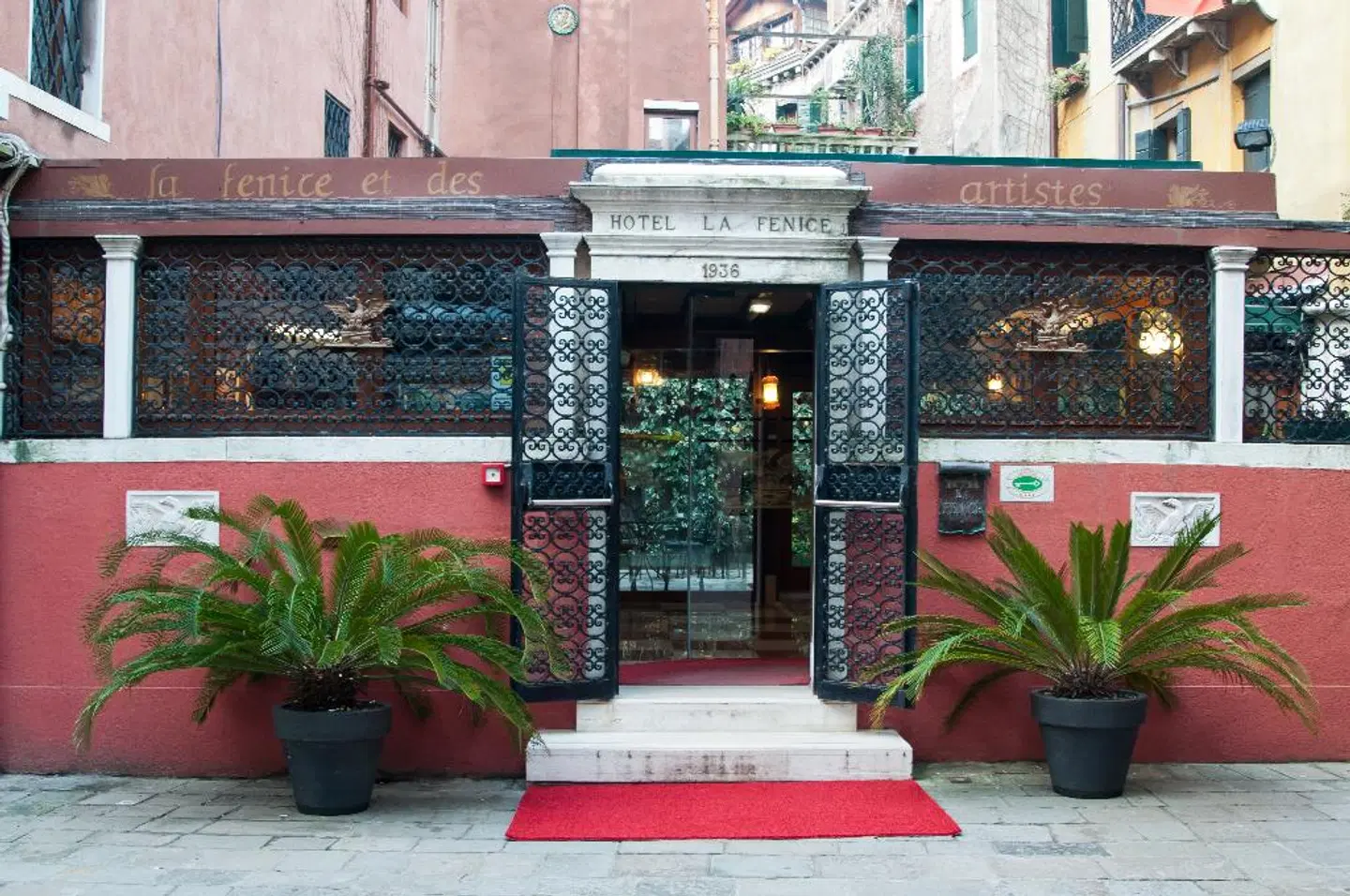 La Fenice et Des Artistes EXTERIOR