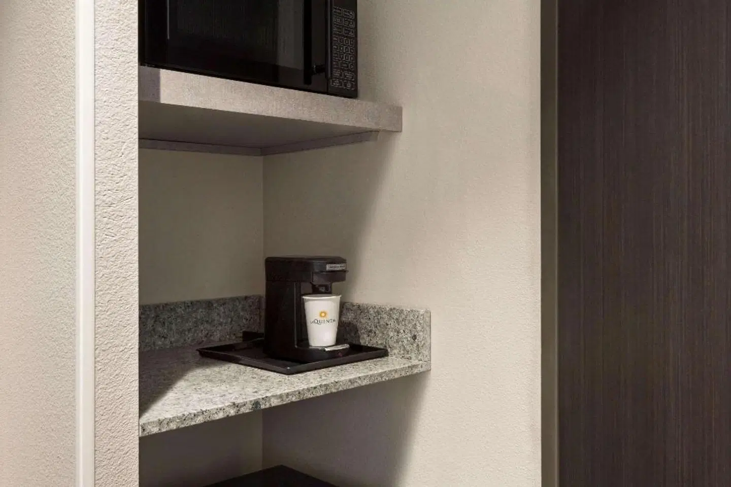 La Quinta Inn & Suites by Wyndham Orlando IDrive Theme Parks ROOM_EXAMPLE