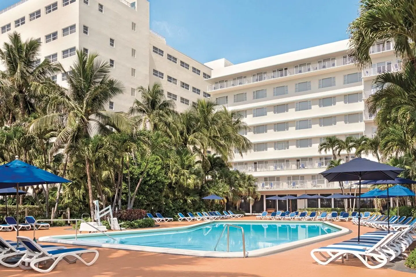 Radisson Resort Miami Beach OUTDOOR_POOL