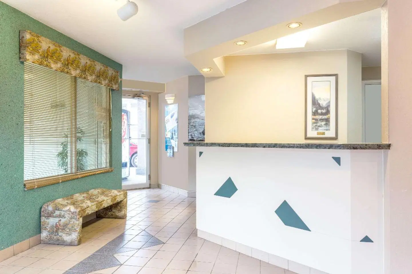 Super 8 by Wyndham Golden LOUNGE_LOBBY