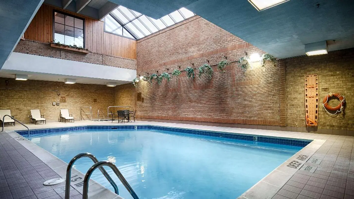 Best Western Plus Toronto Airport Hotel Hallenbad