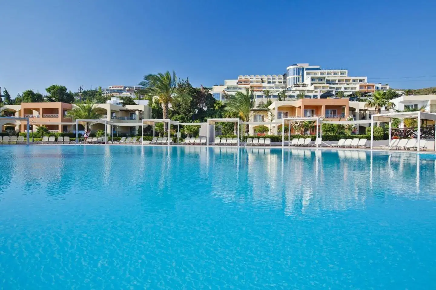 Kipriotis Maris Suites OUTDOOR_POOL