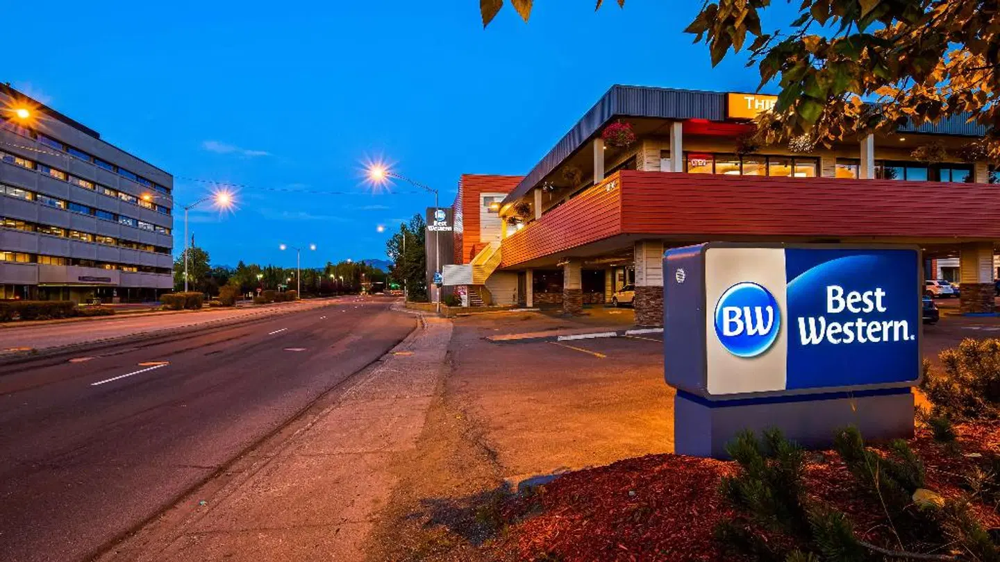 Best Western Golden Lion EXTERIOR