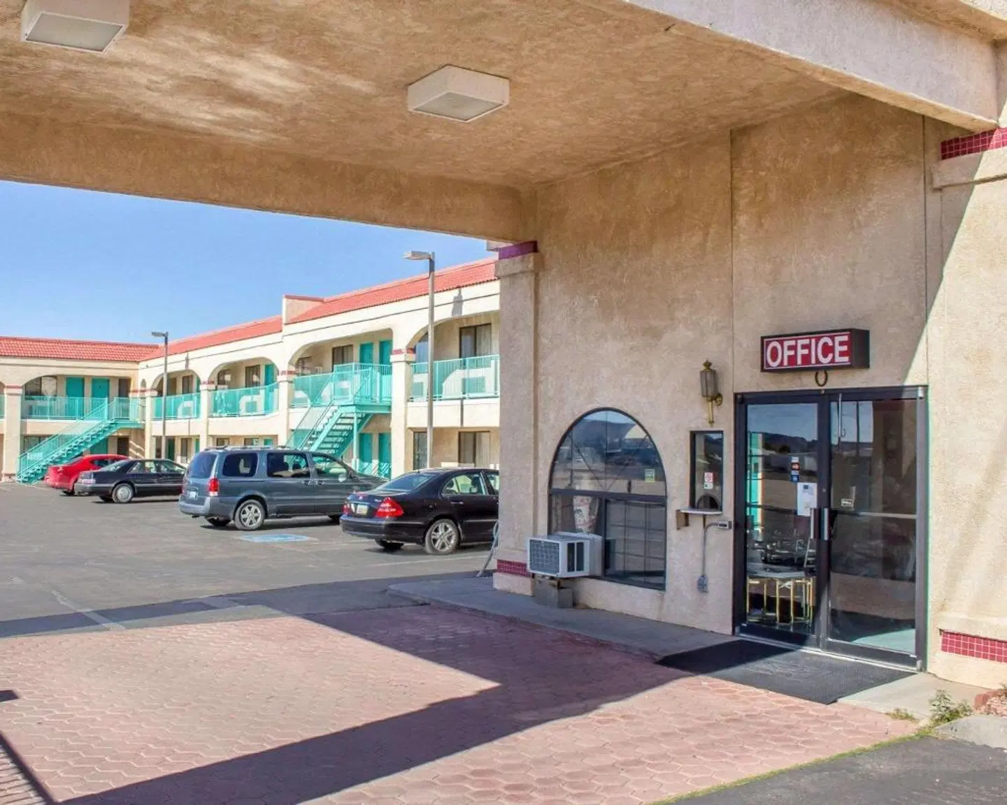 Travelodge by Wyndham Kingman EXTERIOR