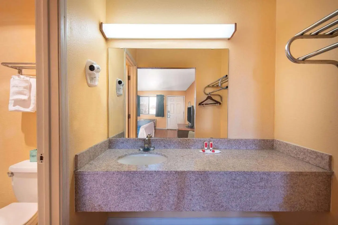 Travelodge by Wyndham Kingman ROOM_EXAMPLE