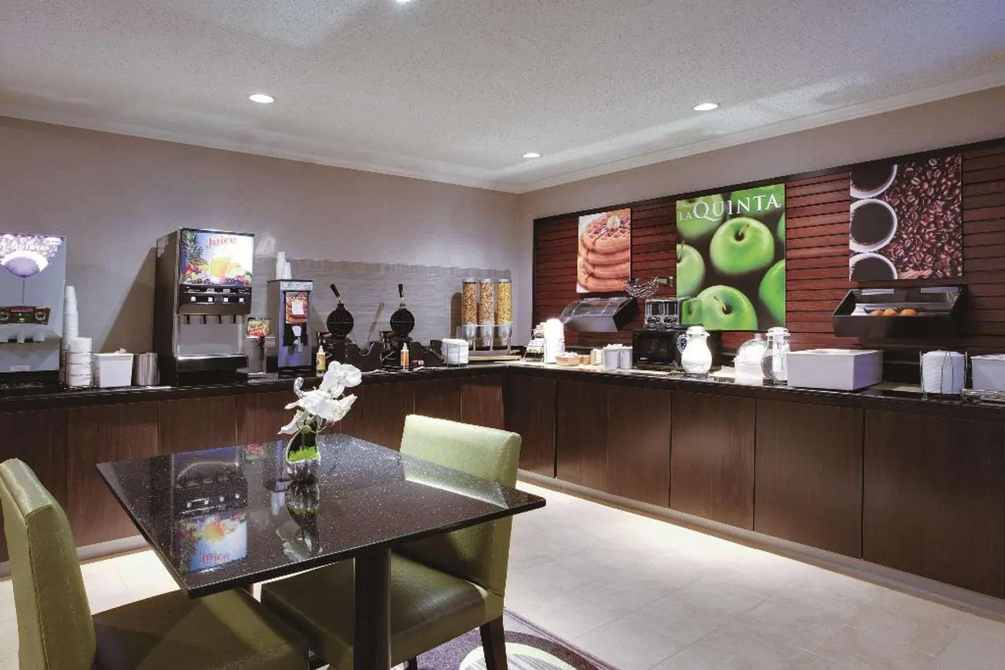 La Quinta Inn & Suites by Wyndham Harrisburg Airport Hershey Bar