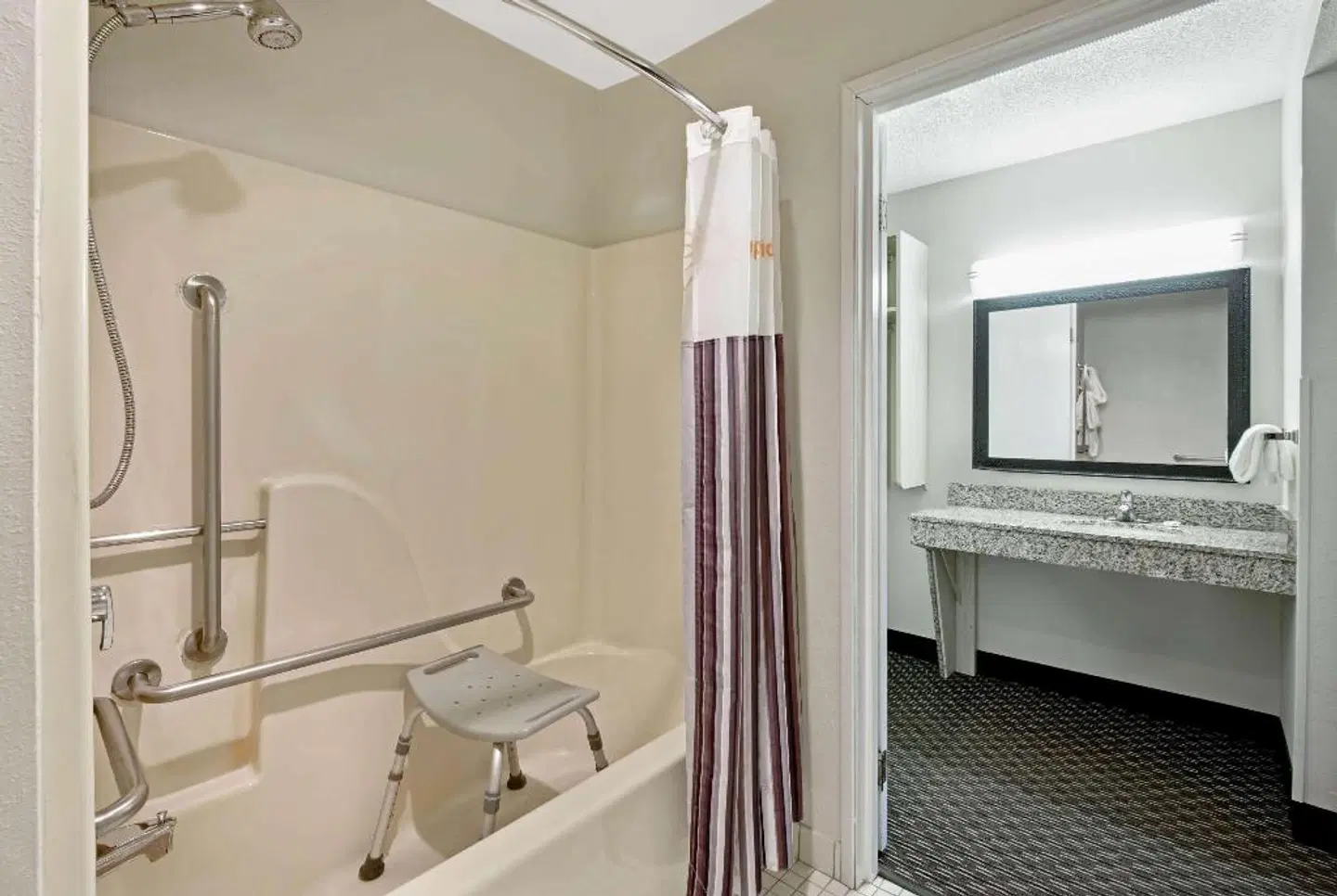 La Quinta Inn & Suites by Wyndham Harrisburg Airport Hershey Badezimmer