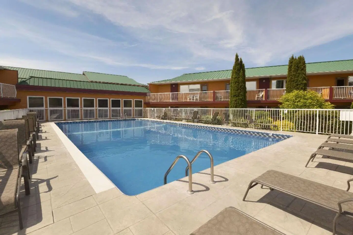 Days Inn by Wyndham Penticton Conference Centre OUTDOOR_POOL