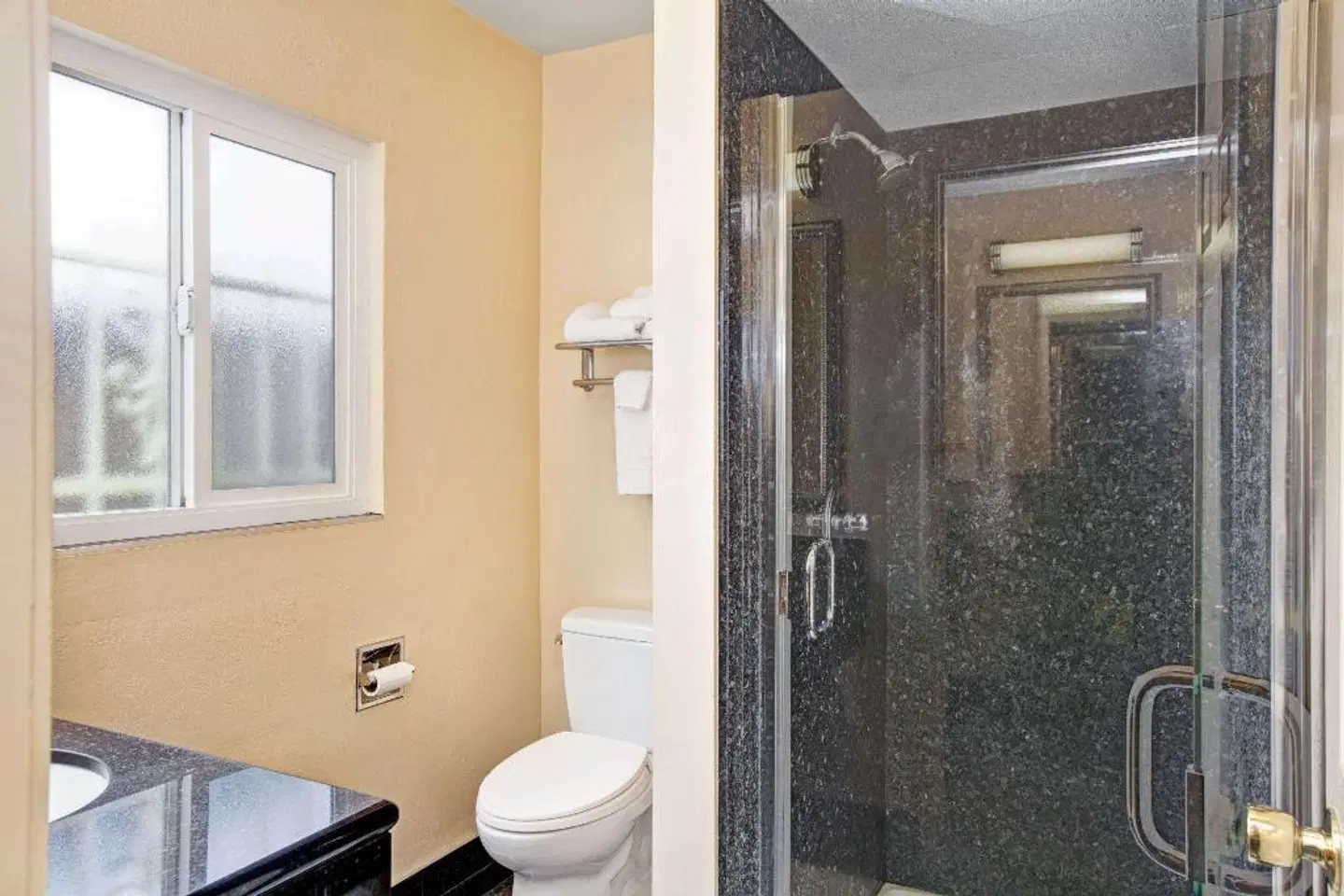 Super 8 by Wyndham Berkeley Badezimmer