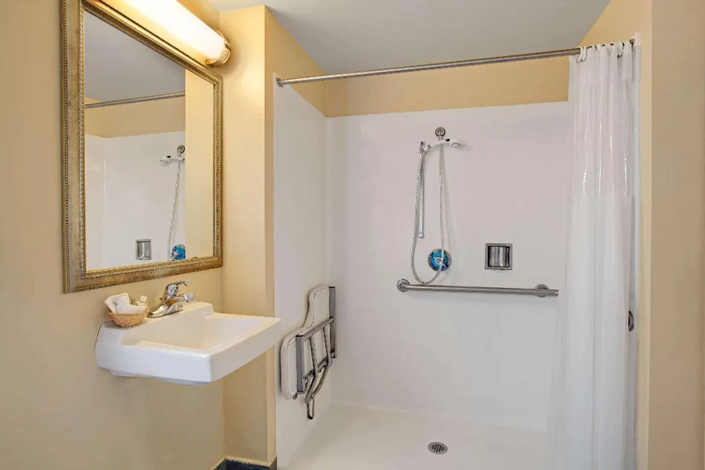 Super 8 by Wyndham Berkeley Badezimmer