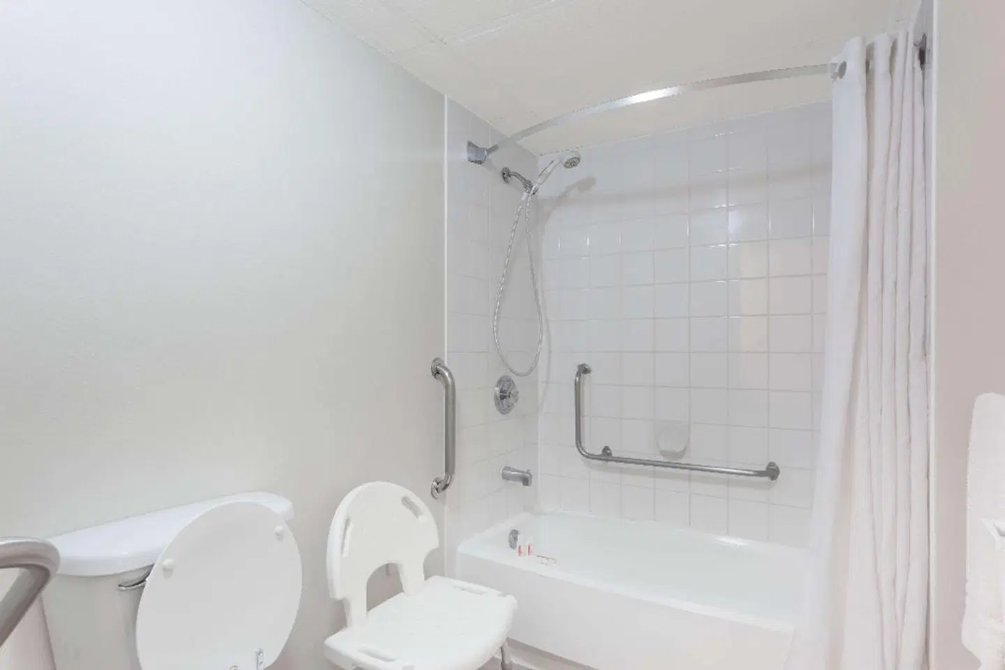 Super 8 by Wyndham Kelowna BC Badezimmer