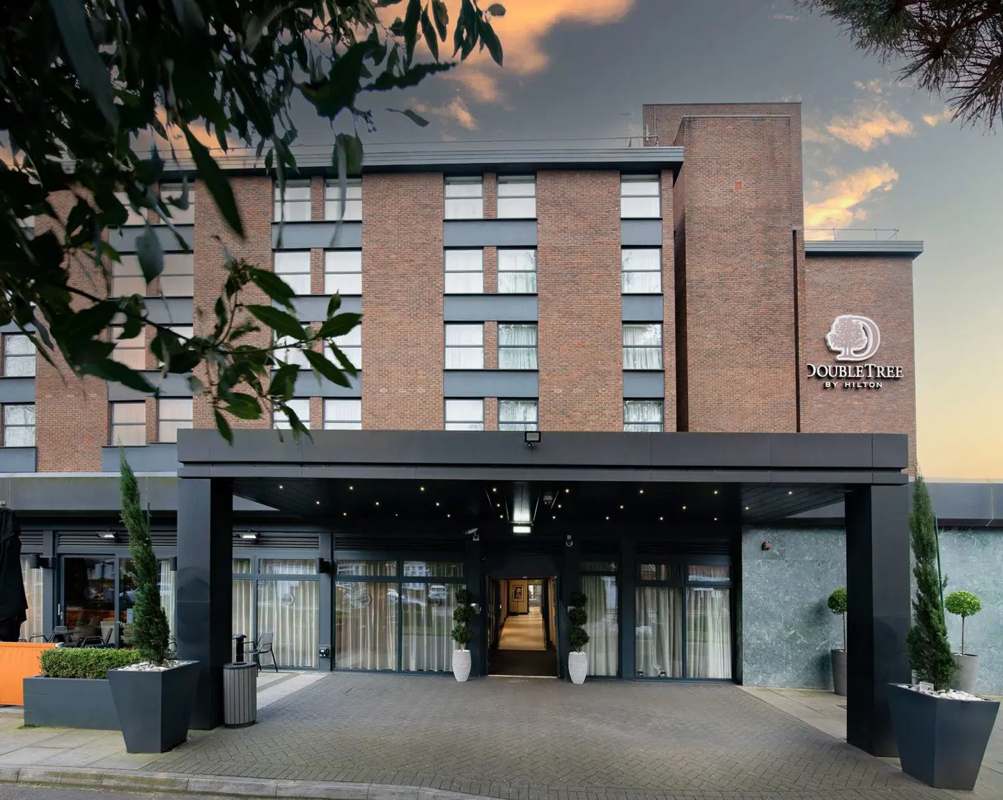 DoubleTree by Hilton Hotel London - Ealing EXTERIOR