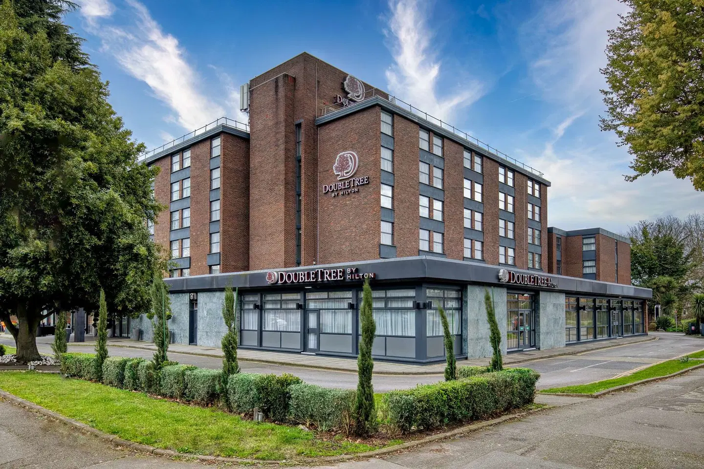 DoubleTree by Hilton Hotel London - Ealing EXTERIOR