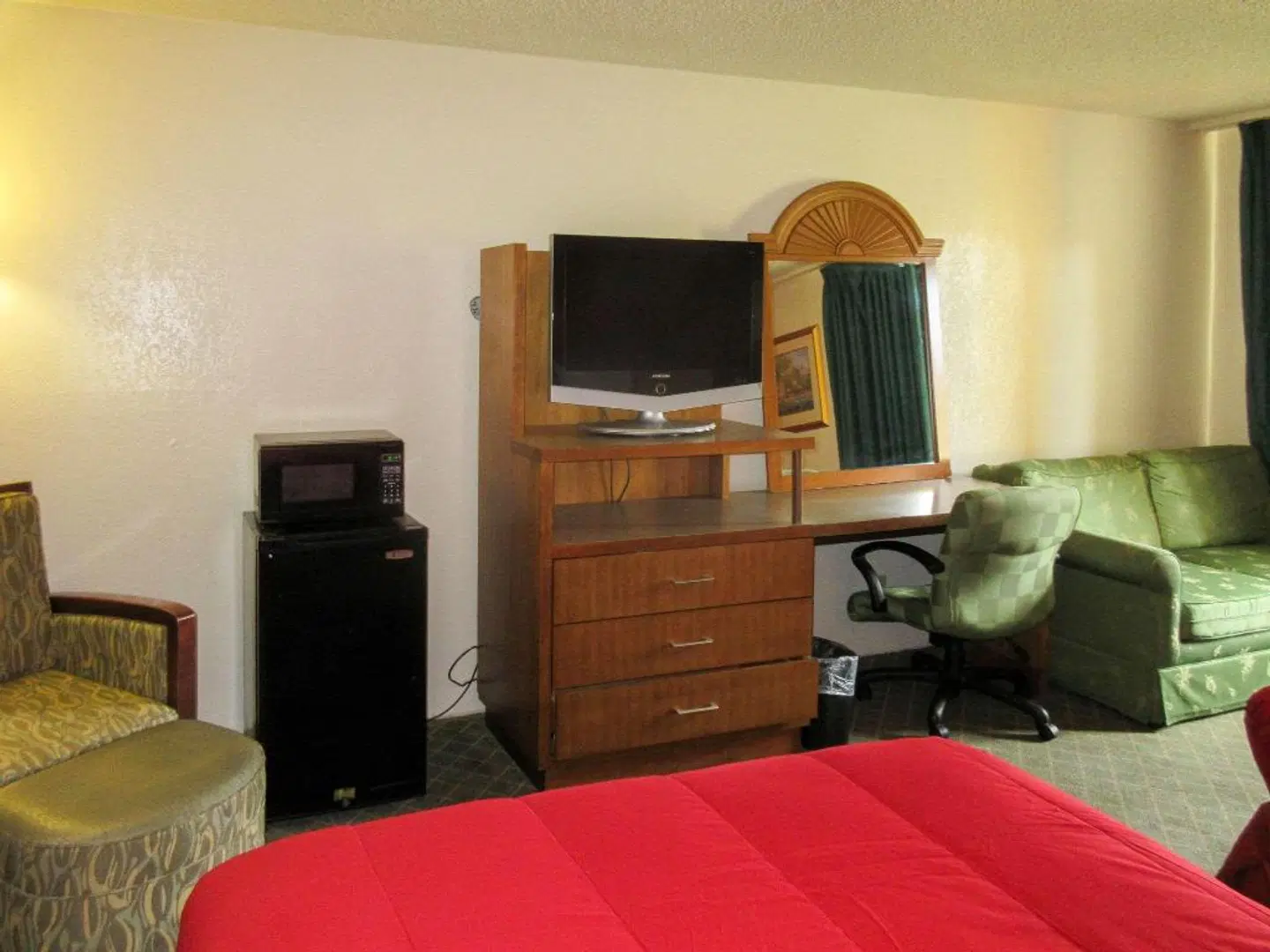 Rodeway Inn & Suites ROOM_EXAMPLE