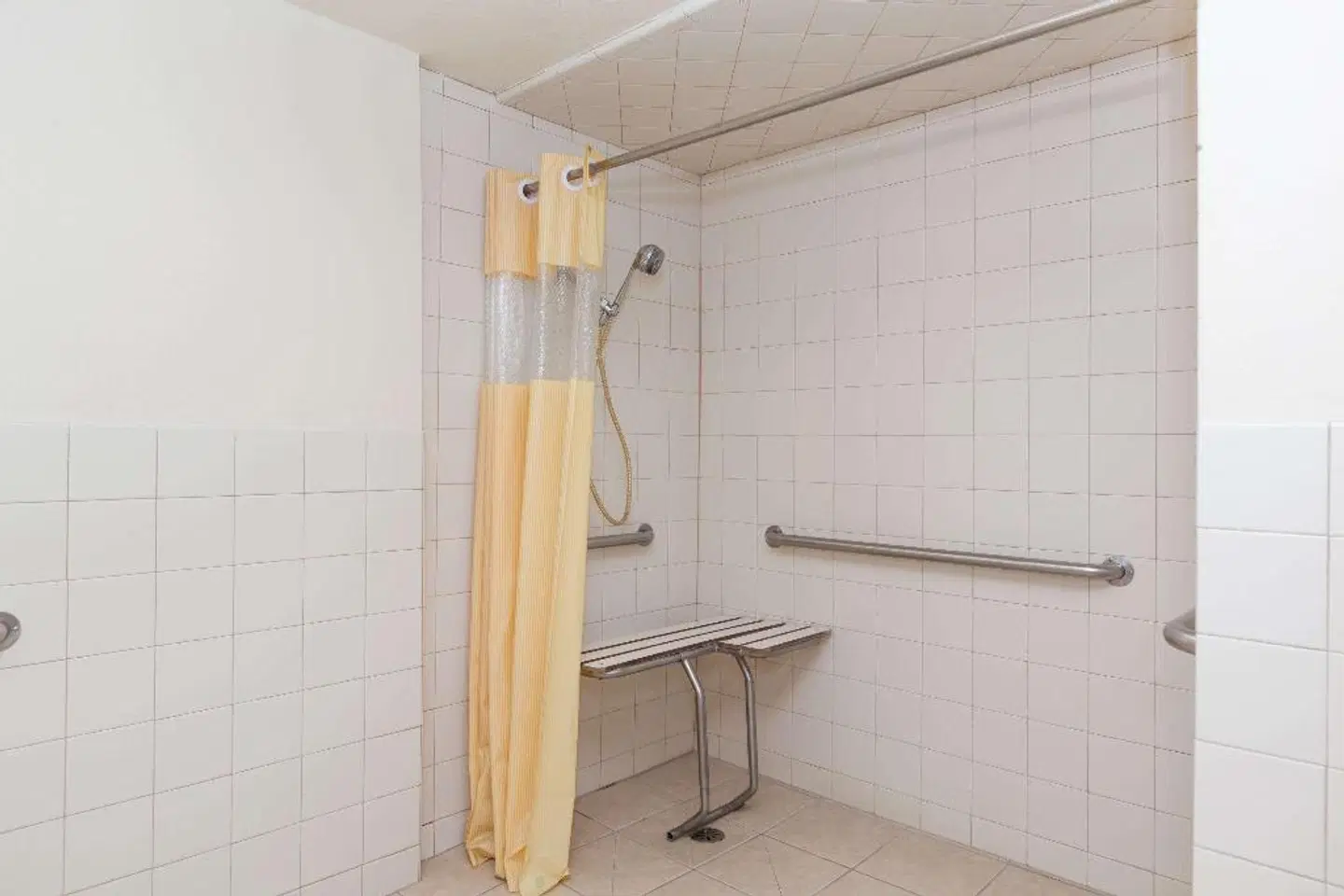 Days Inn by Wyndham Bakersfield Badezimmer