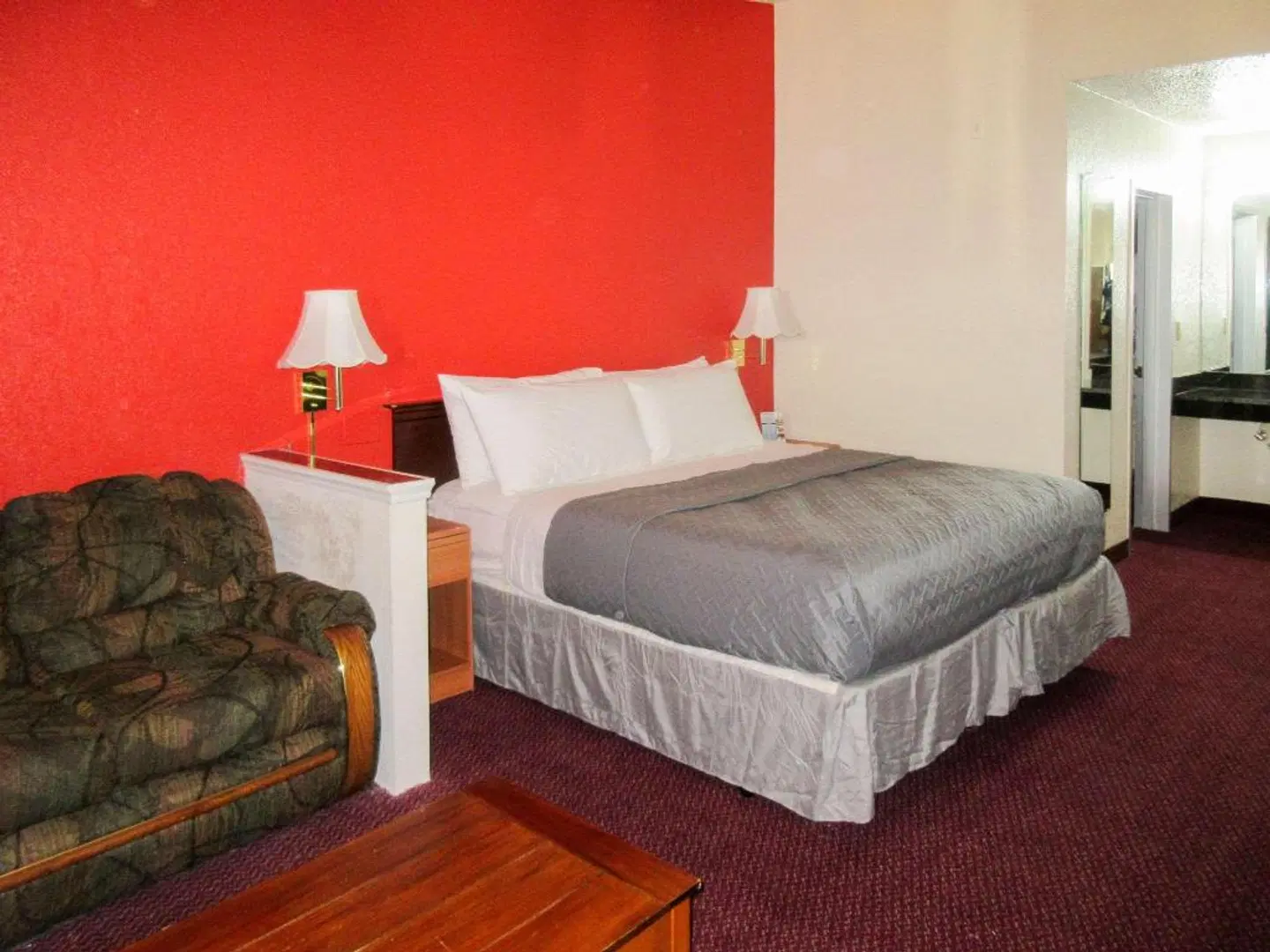 Rodeway Inn & Suites ROOM_EXAMPLE