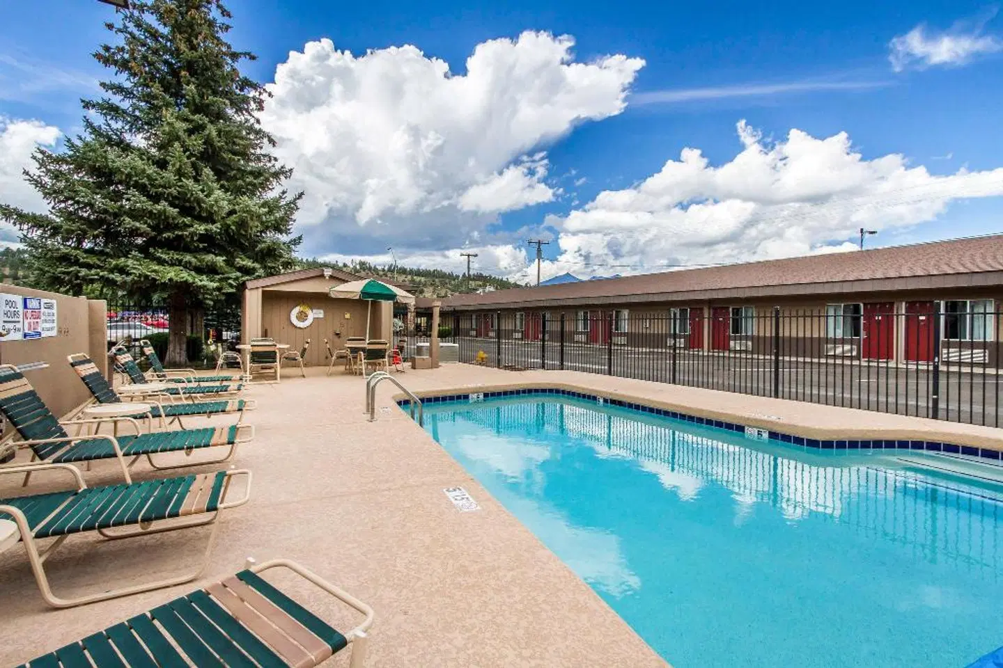 Econo Lodge University OUTDOOR_POOL
