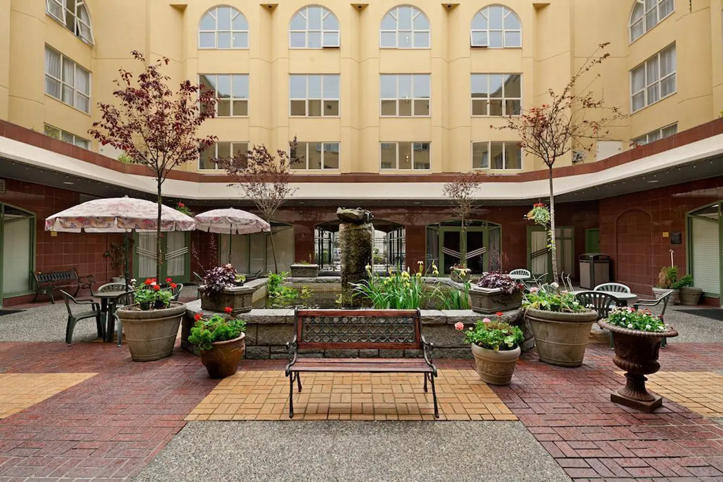 Harrison Lake Hotel Terrasse