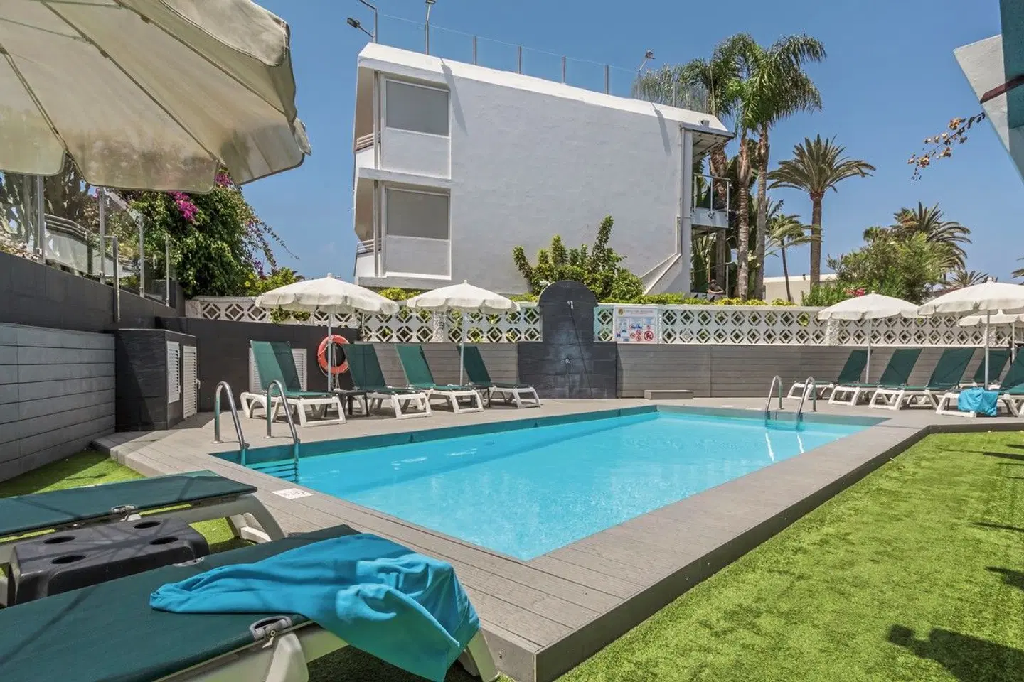 Patricio OUTDOOR_POOL