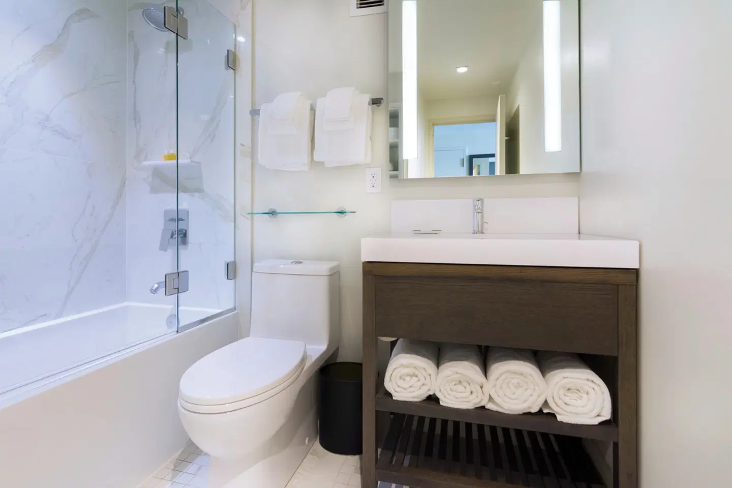 The Benson Portland, Curio Collection by Hilton Badezimmer