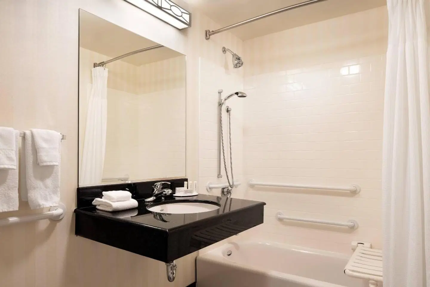 Fairfield Inn & Suites by Marriott Redding Badezimmer