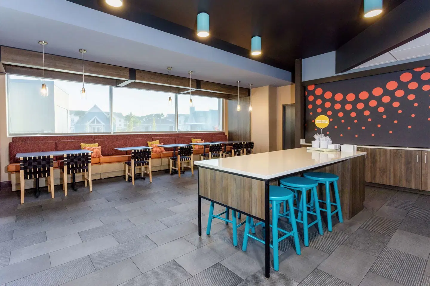 Tru by Hilton Panama City Beach Bar