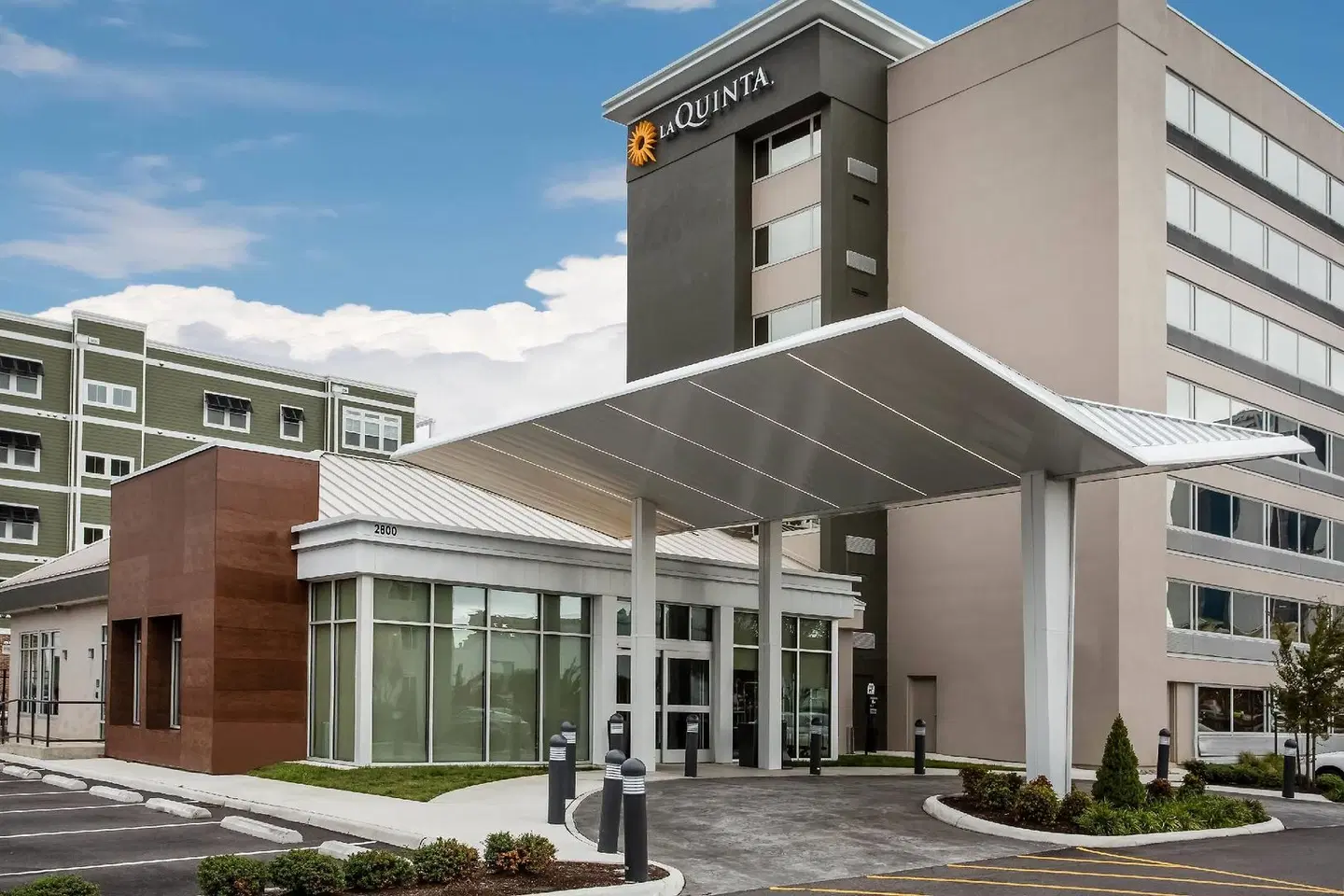 La Quinta Inn & Suites Virginia Beach EXTERIOR