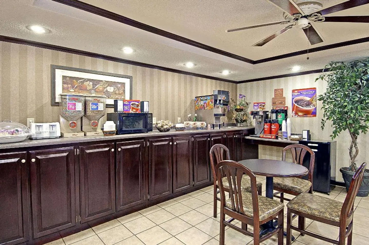 Days Inn & Suites by Wyndham Fort Valley Bar