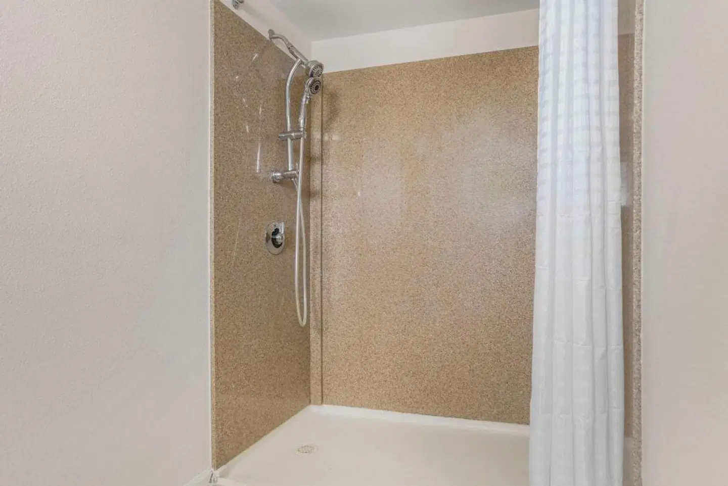 Chateau Beachfront Hotel, A By The Sea Resort Badezimmer