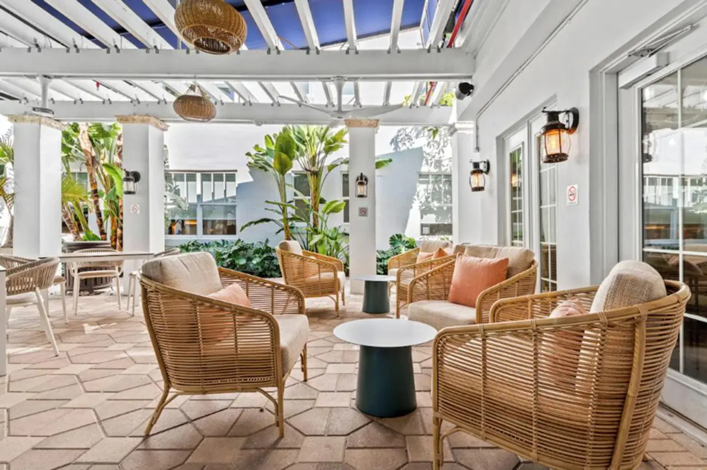 Aloha Fridays Resort LOUNGE_LOBBY