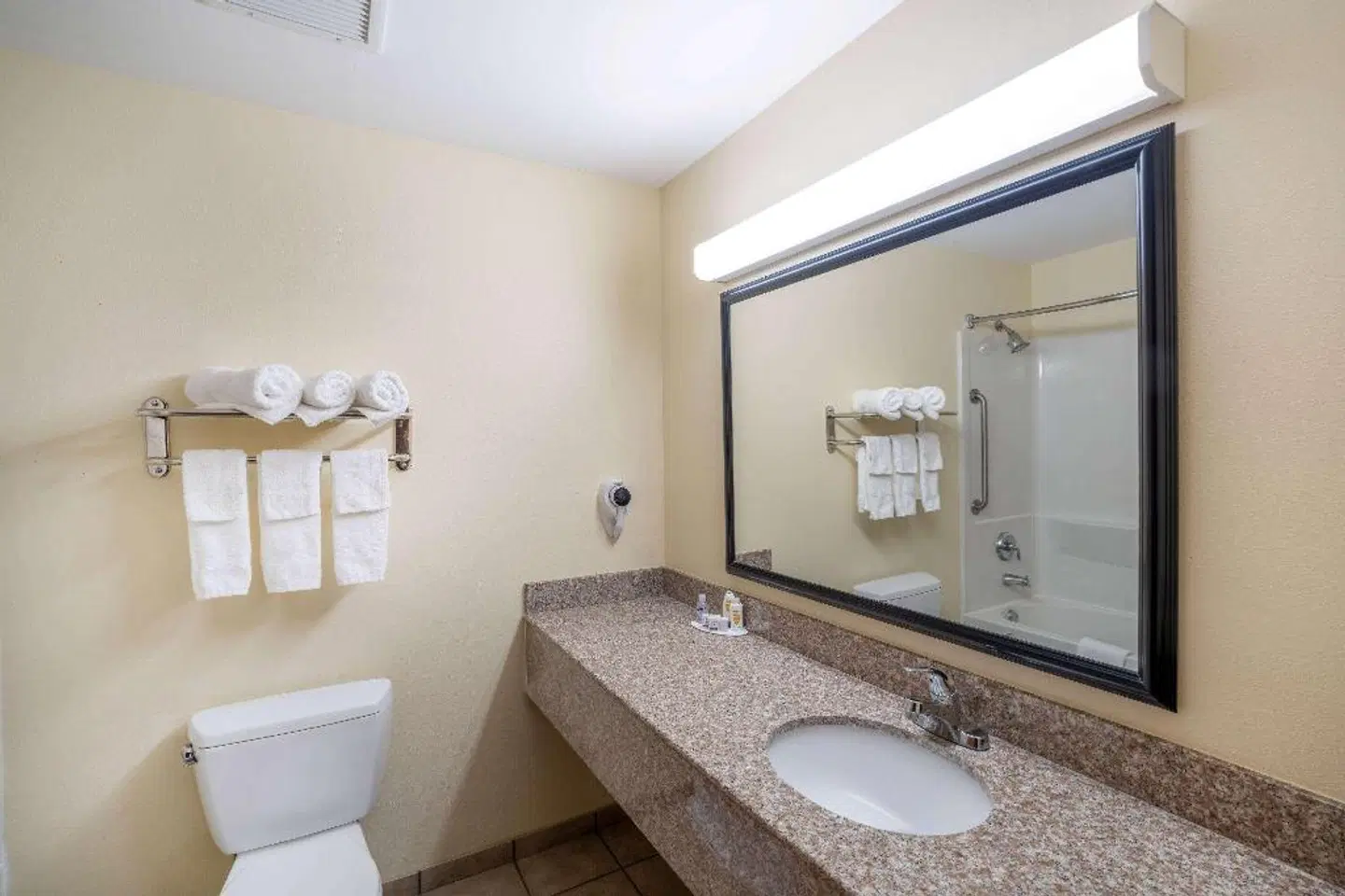 Baymont Inn and Suites Savannah South Badezimmer