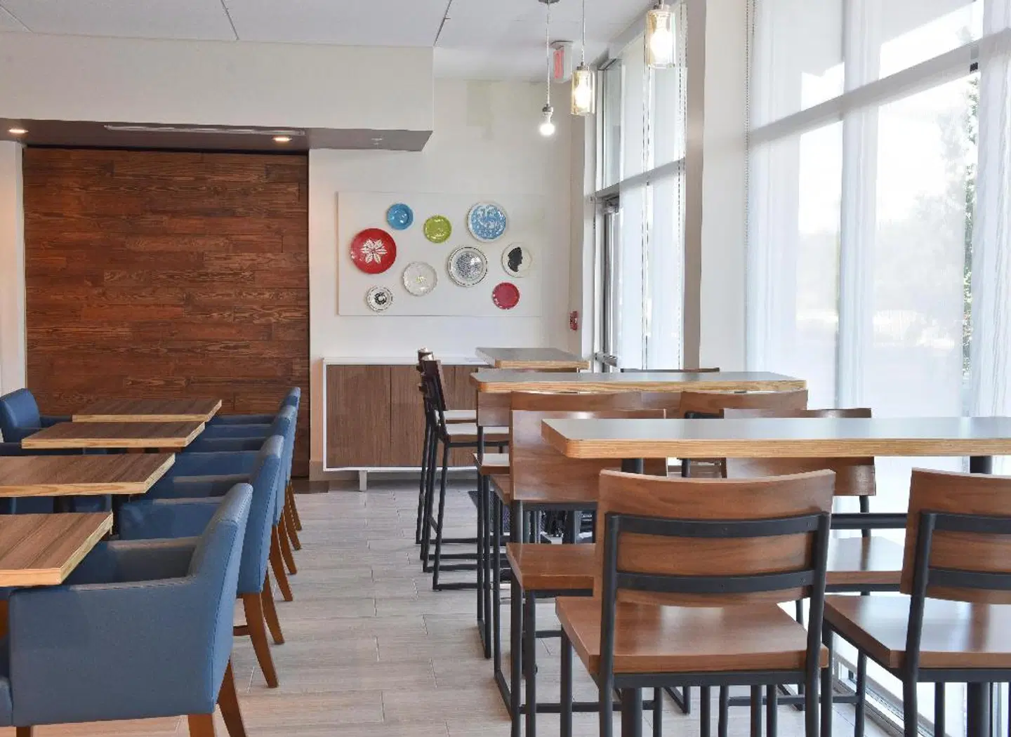 Holiday Inn Express & Suites Orlando Southeast Bar