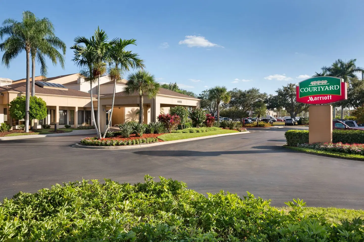 Courtyard by Marriott Fort Myers Cape Coral EXTERIOR