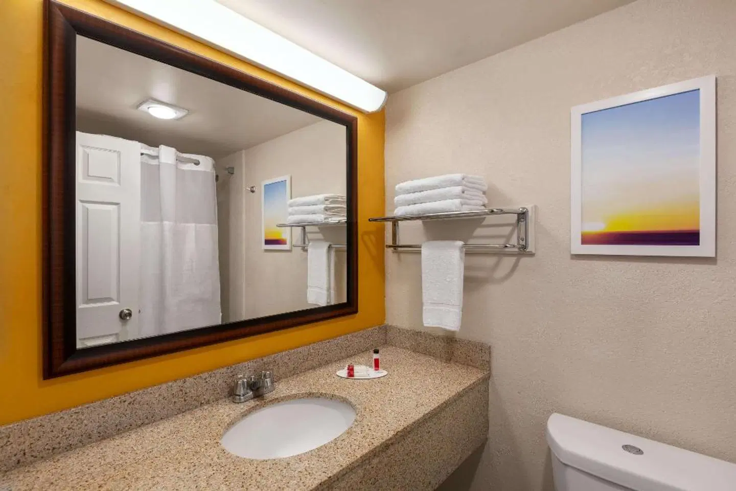 Days Inn by Wyndham Miami International Airport Badezimmer