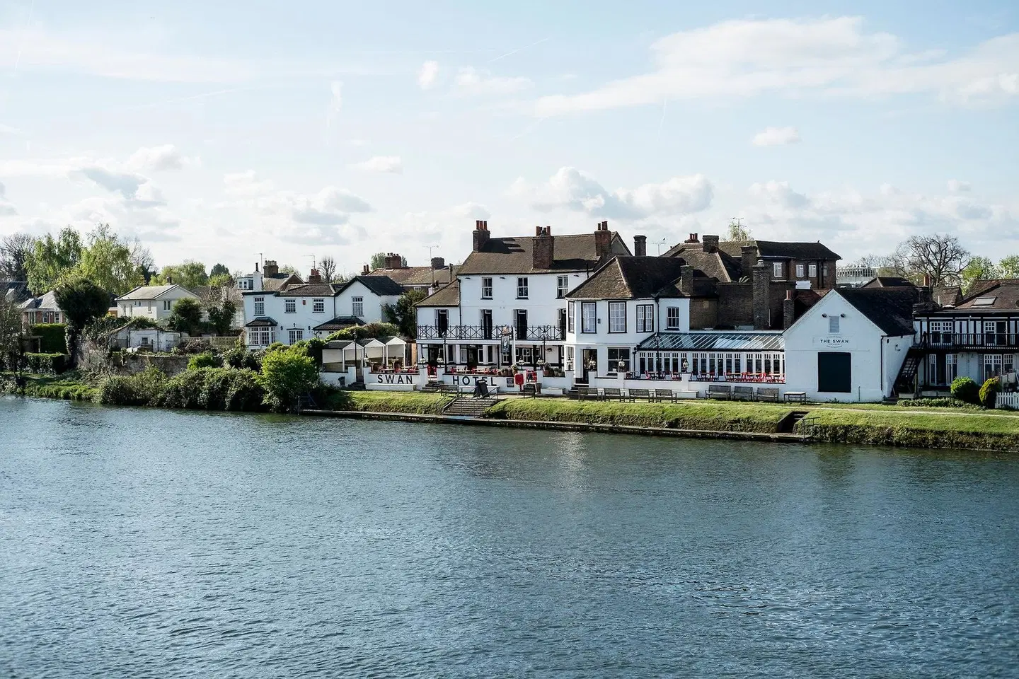 The Swan Hotel Staines EXTERIOR