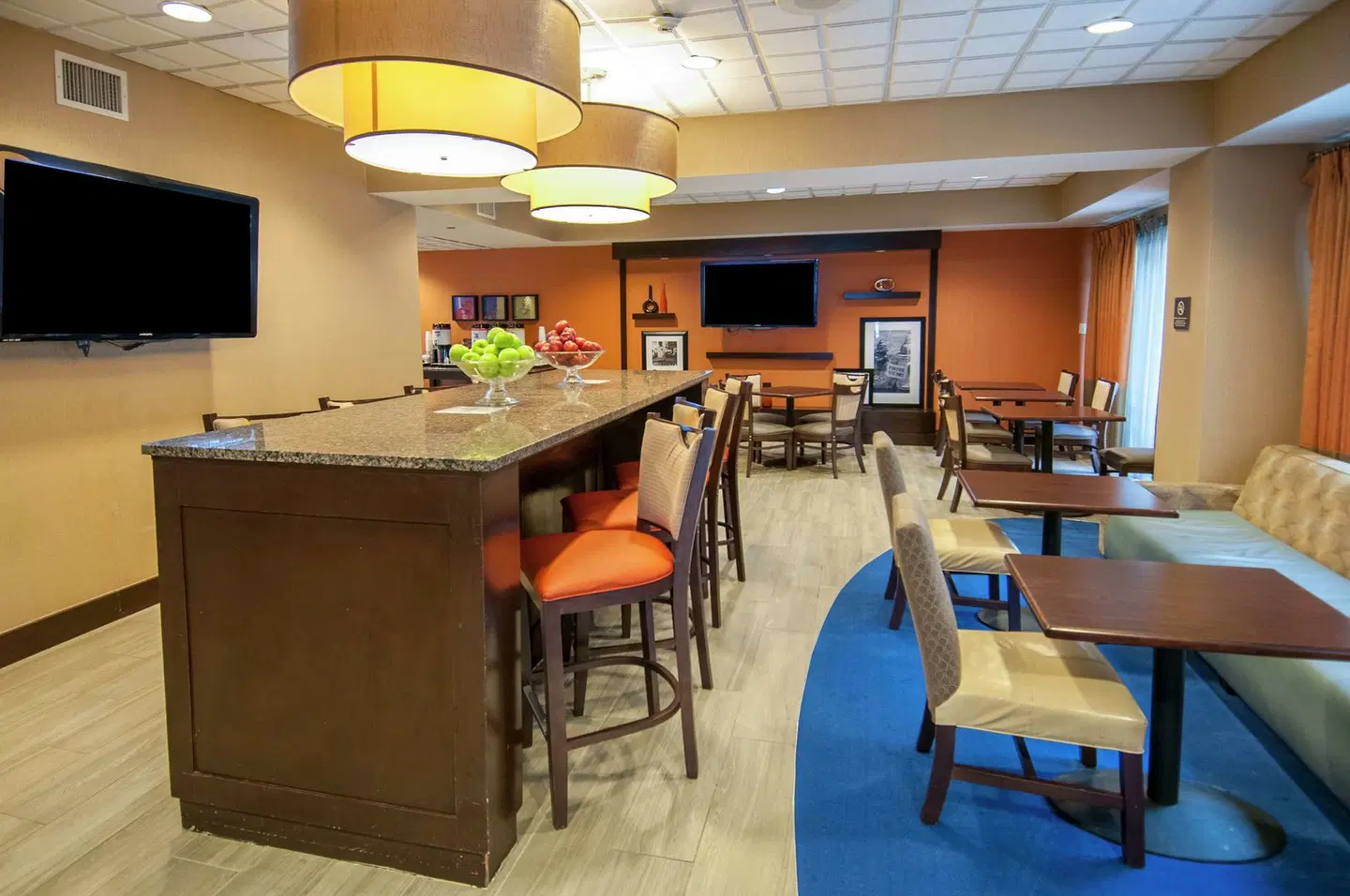 Hampton Inn Metairie Bar