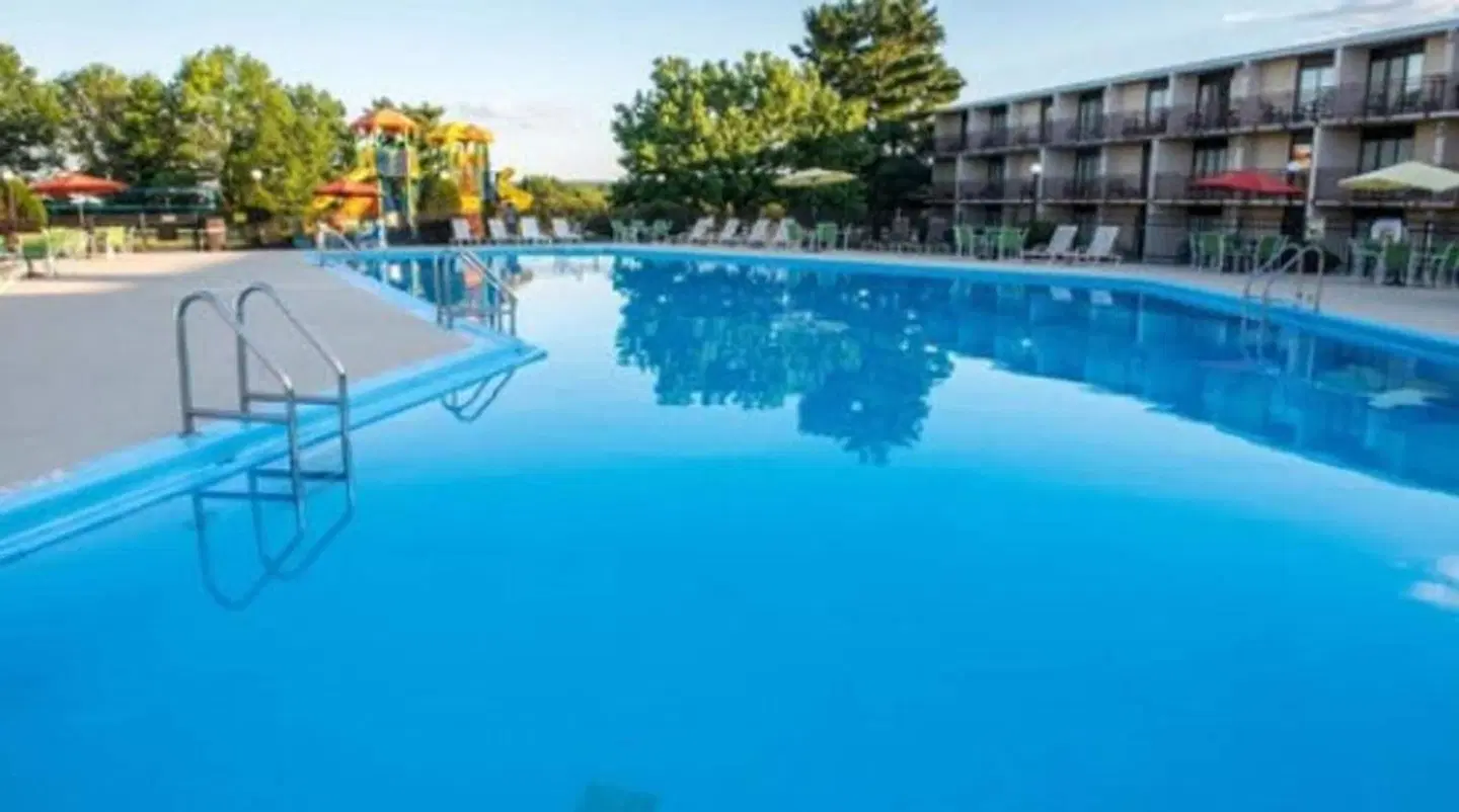 Red Lion Hotel Harrisburg Hershey OUTDOOR_POOL