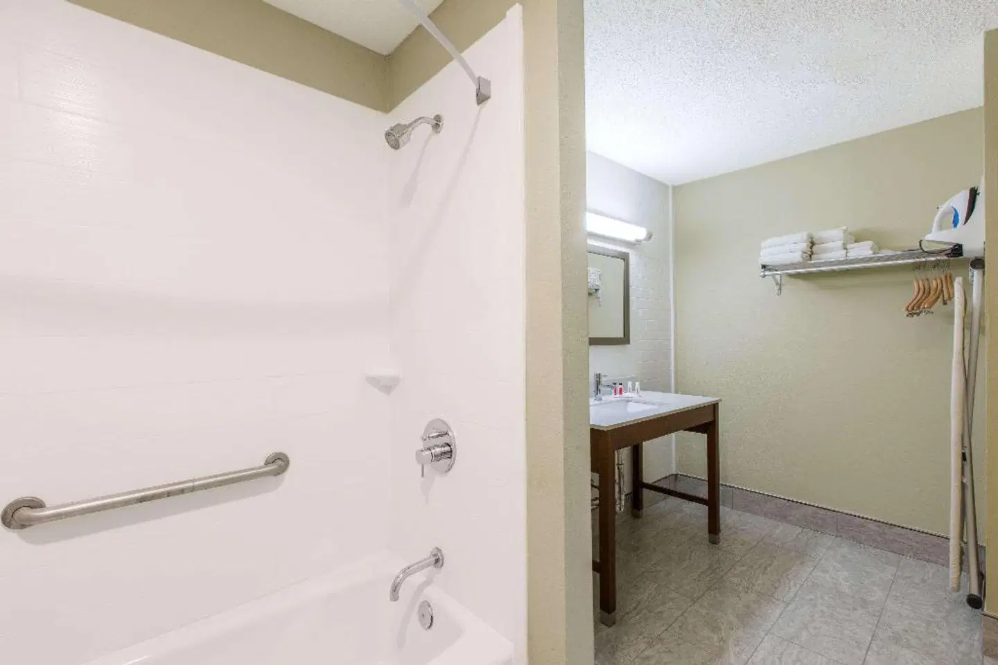 Days Inn & Suites by Wyndham Big Spring Badezimmer