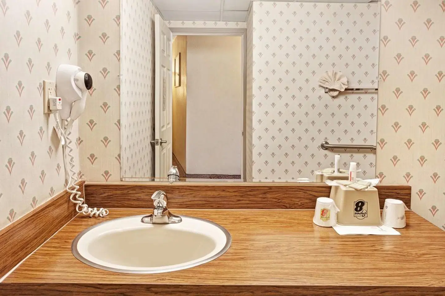 Super 8 by Wyndham, Long Beach Badezimmer