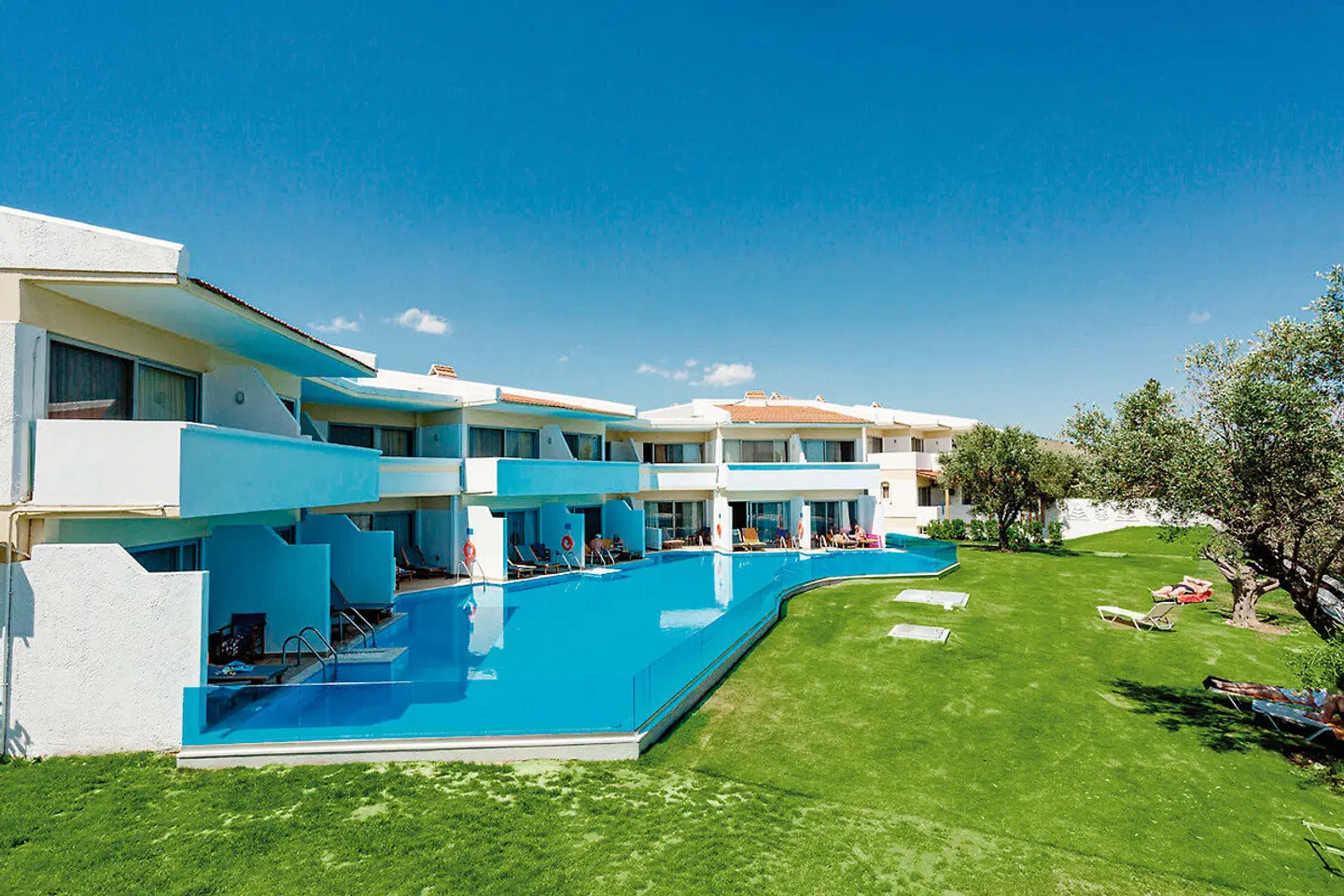 Lydia Maris OUTDOOR_POOL