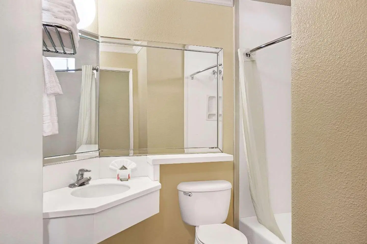 Super 8 by Wyndham Los Angeles Downtown Badezimmer