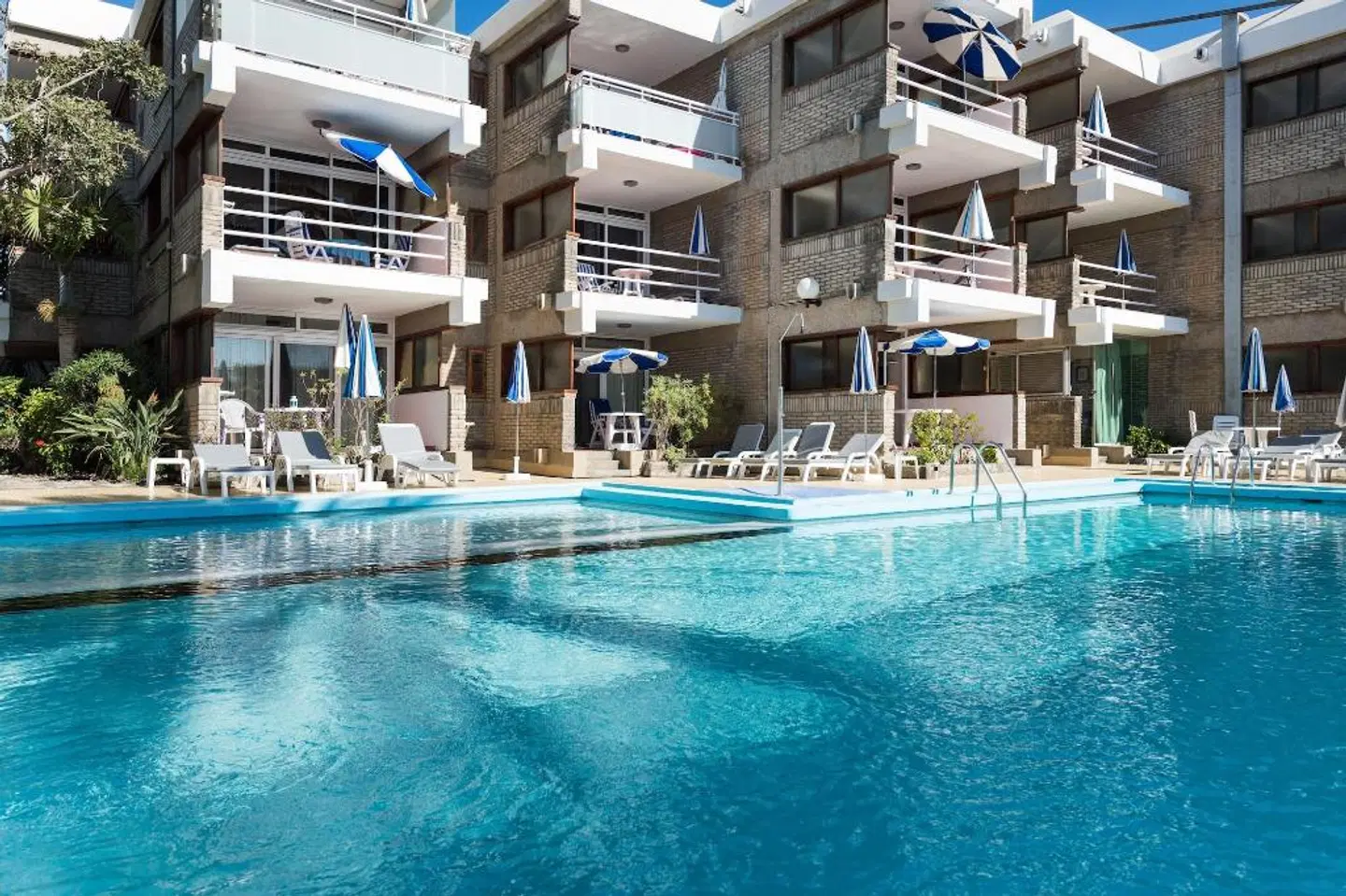 Apartamentos El Paseo OUTDOOR_POOL